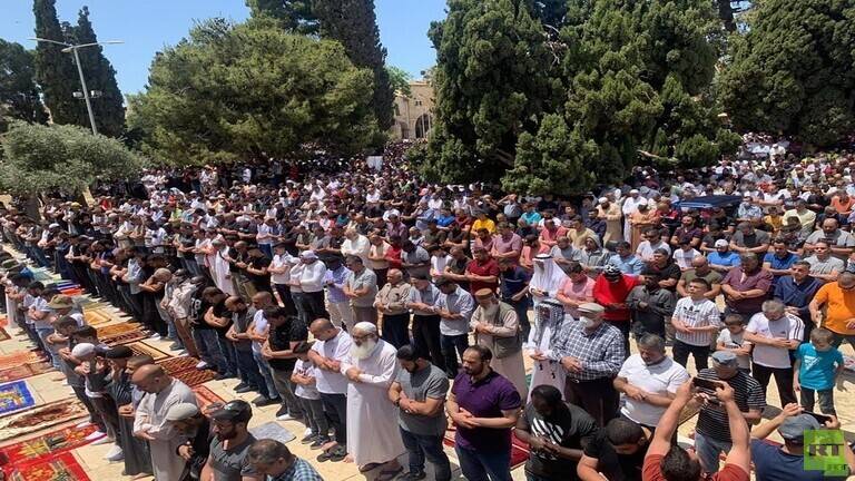 عشرات الآلاف يتدفقون إلى المسجد الأقصى لأداء صلاة الجمعة