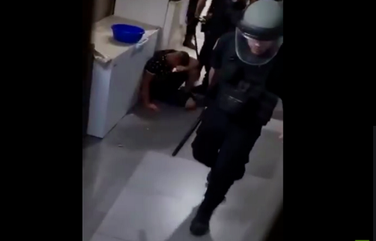 الشرطة الإسرائيلية تقتحم شقة فلسطيني في مدينة اللد وتعتدي على سكانها بالضرب