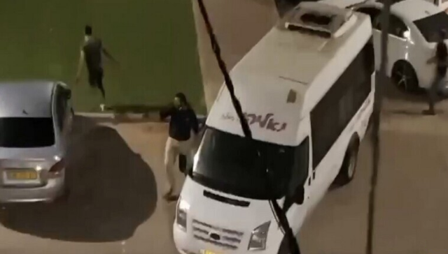 مستوطنون مسلحون يجوبون الشوارع في مدينة اللد بحثا عن الفلسطينيين