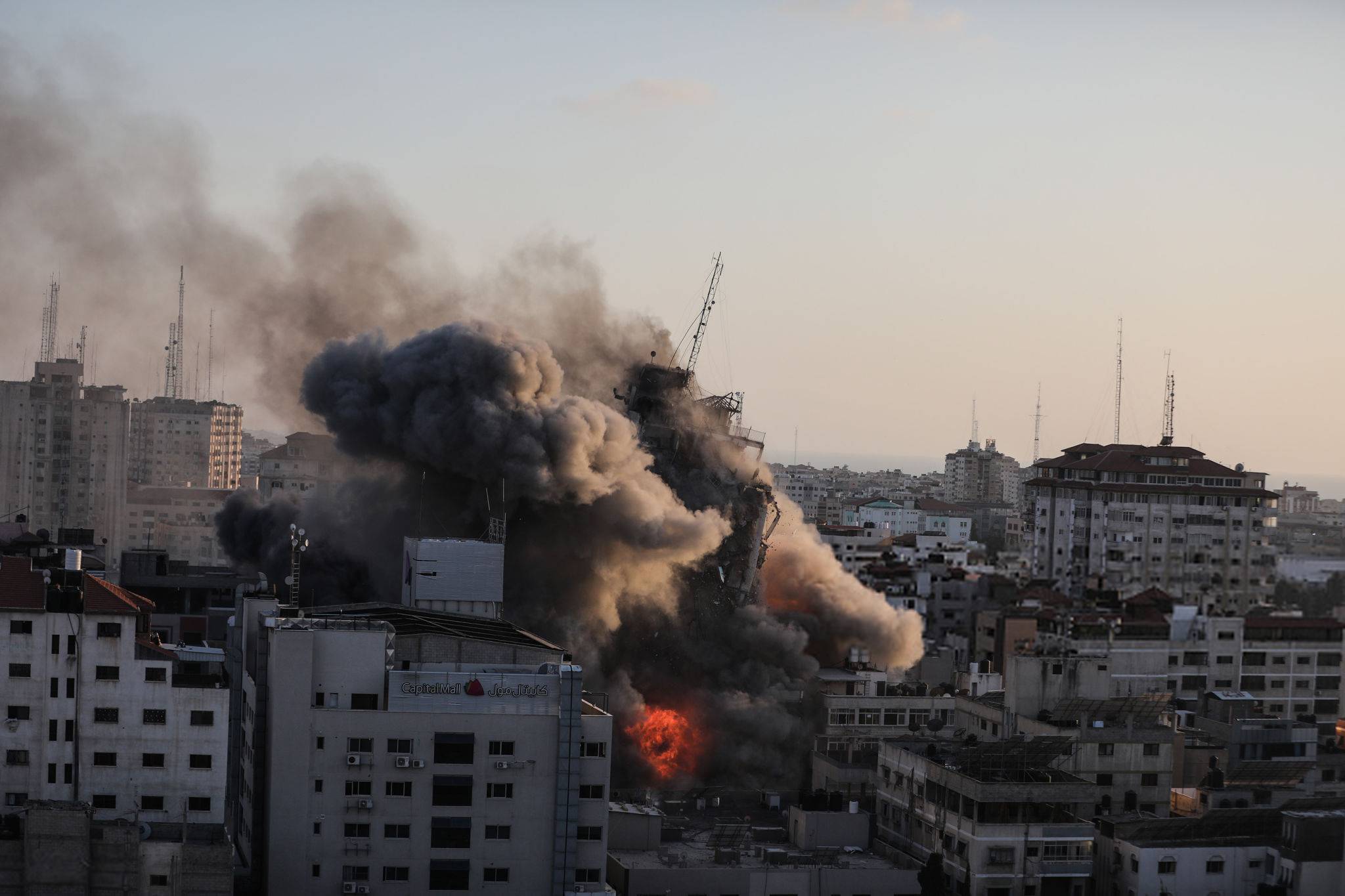 صواريخ المقاومة الفلسطينية تلهب سماء تل أبيب وعسقلان وأسدود... والمدن الفلسطينية تنتفض