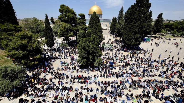 آلاف الفلسطينيين يؤدون صلاة التراويح في المسجد الأقصى نصرة لقطاع غزة