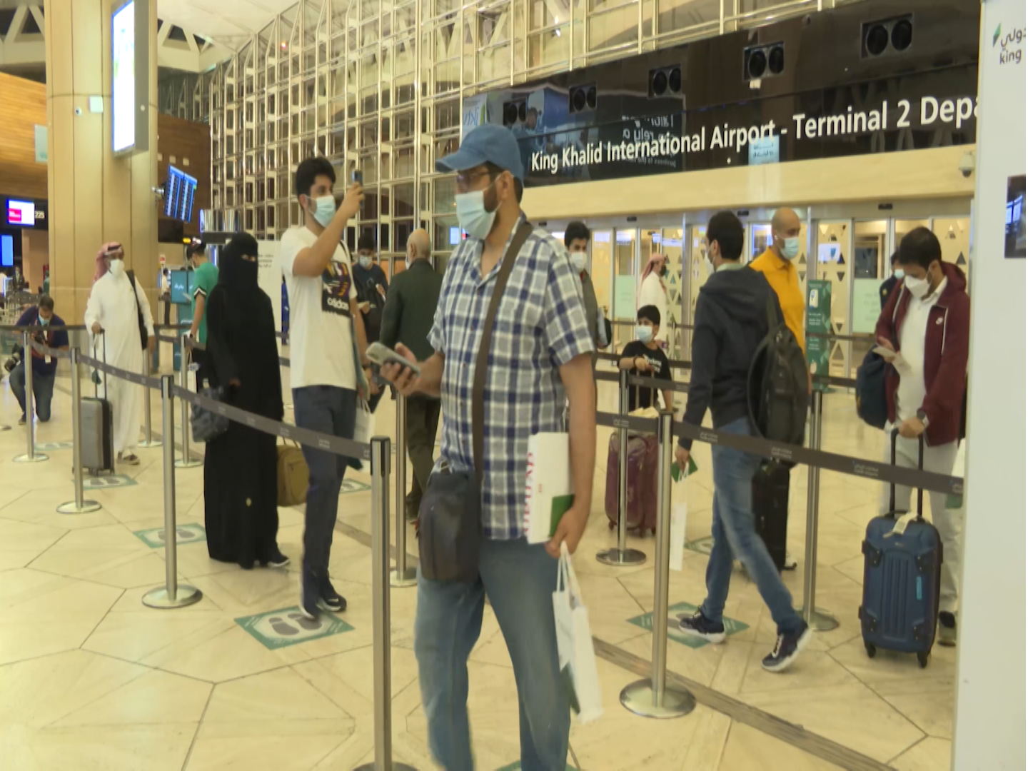 بعد رفع حظر السفر.. السعوديون يتدفقون على المطارات والمعابر الحدودية
