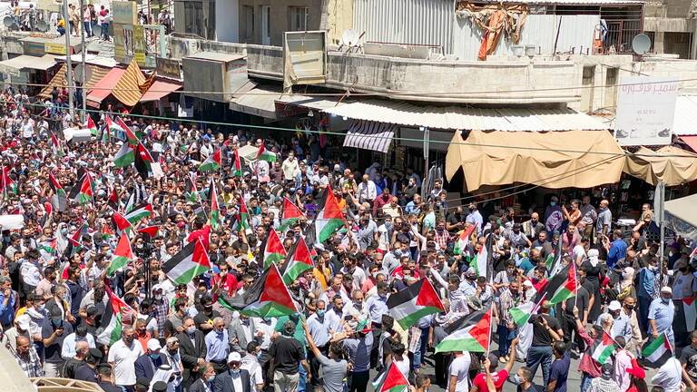 لليوم الثاني.. أردنيون يحتشدون قرب الحدود مع فلسطين (فيديو)