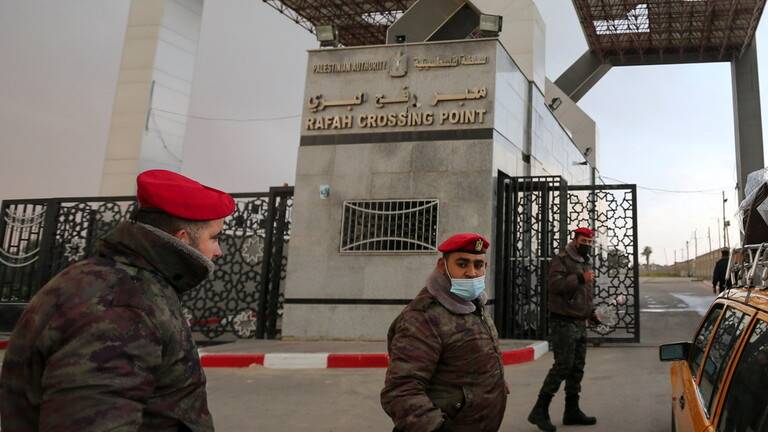 وصول 10 سيارات إسعاف مصرية إلى معبر رفح على الحدود مع غزة لنقل الجرحى الفلسطينيين