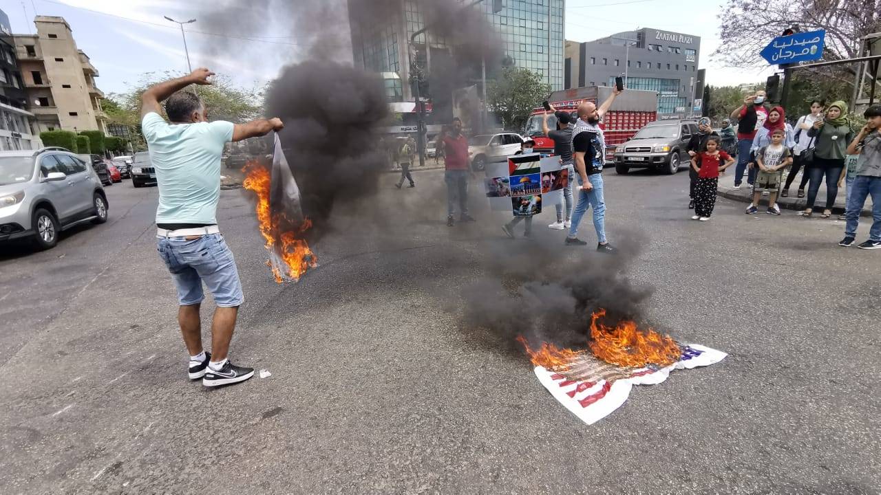 حرق العلمين الاسرائيلي والاميركي عند تقاطع ايليا