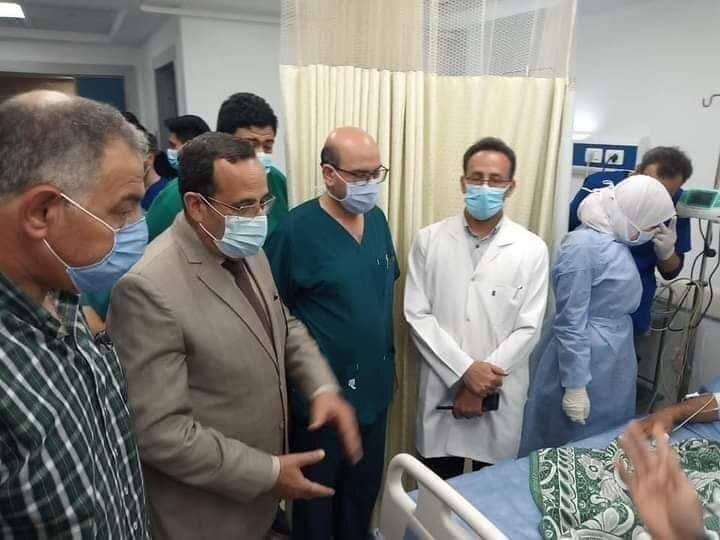 مسؤول مصري يزور المصابين الفلسطينيين القادمين من قطاع غزة في مستشفى العريش