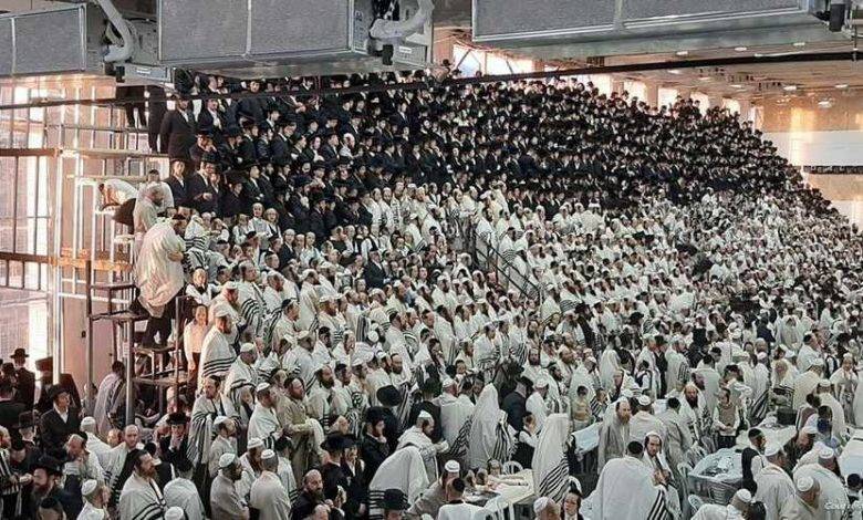 لحظة انهيار مدرج في كنيس يهودي بمستوطنة جفعات زئيف غرب القدس