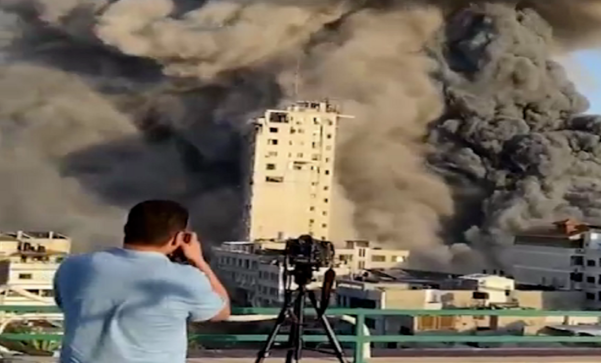 شاهدوا جرأة هذا المُصوّر لحظة قصف برج الشروق في غزة