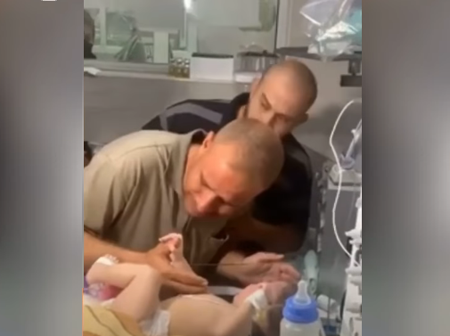 فيديو مؤثر لفلسطيني يداعب طفله الوحيد الناجي من القصف الإسرائيلي