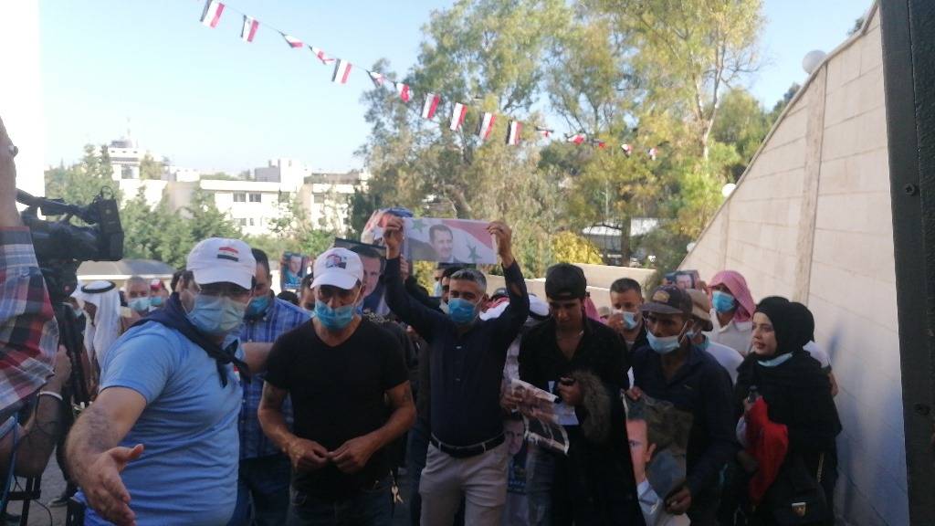 استمرار توافد السوريين للاقتراع وزحمة على أوتوستراد الصياد عاليه
