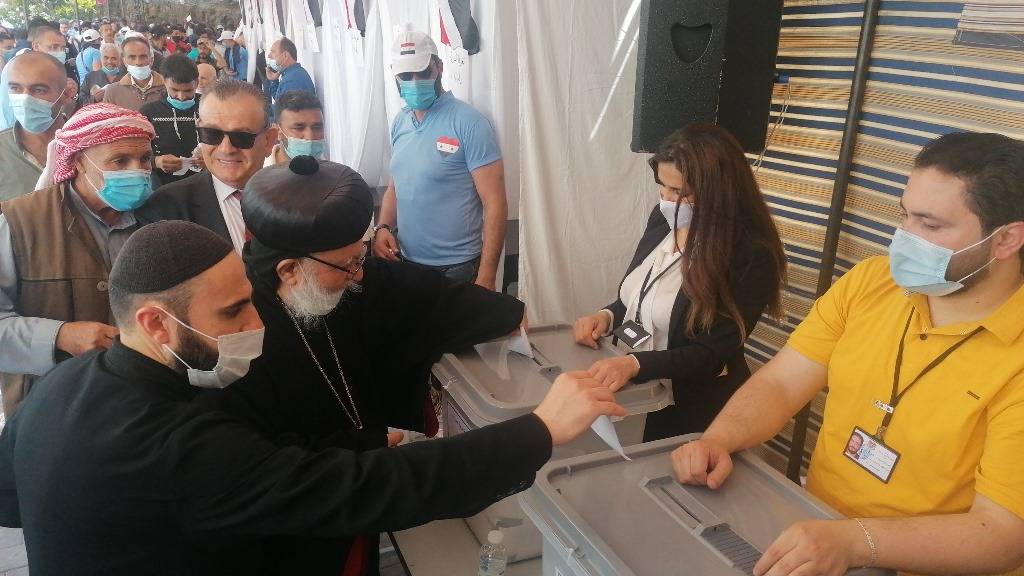 كورية وصليبا أدليا بصوتيهما في السفارة السورية