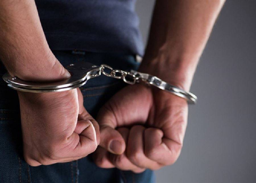 توقيف شخصين في عرمون بجرائم إطلاق نار وسرقة وتجارة أسلحة
