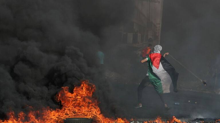 الجيش الإسرائيلي يغلق مدخل سلواد في شرق رام الله بالمكعبات الاسمنتية
