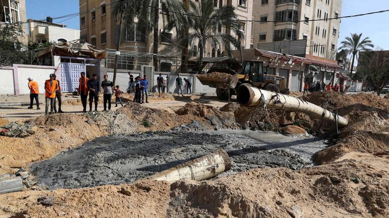 استشهاد فلسطينية وجرح أطفالها بتجدد الغارات الإسرائيلية صباحا على غزة