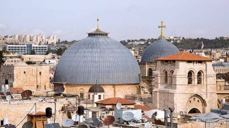 مستوطنون يعتدون على رجال دين مسيحيين قرب كنيسة القيامة بالقدس