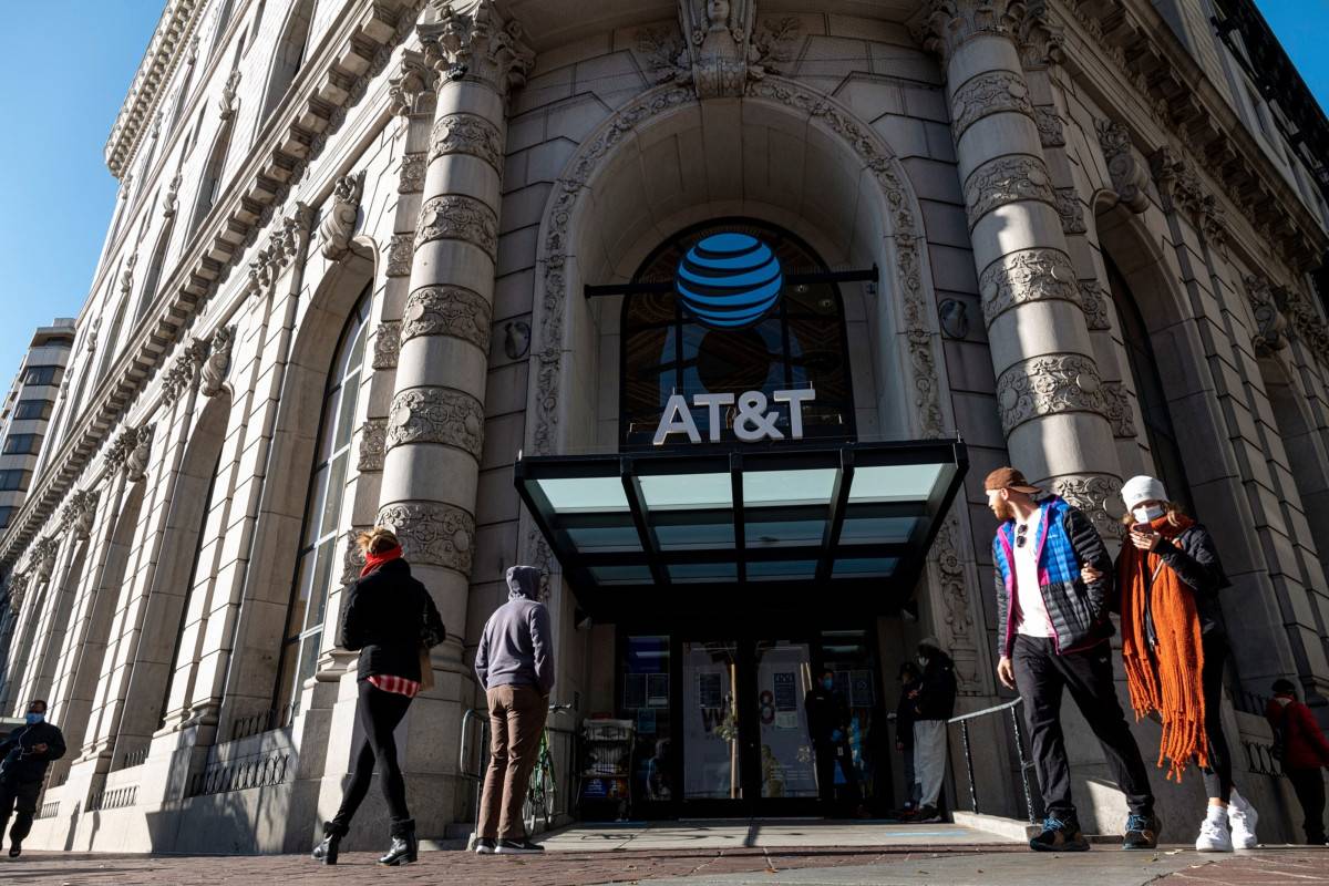 رسالة نصية حول الغولف كتبت قصة الصفقة الضخمة بين عملاقي الإعلام "AT&T" و"ديسكفري"