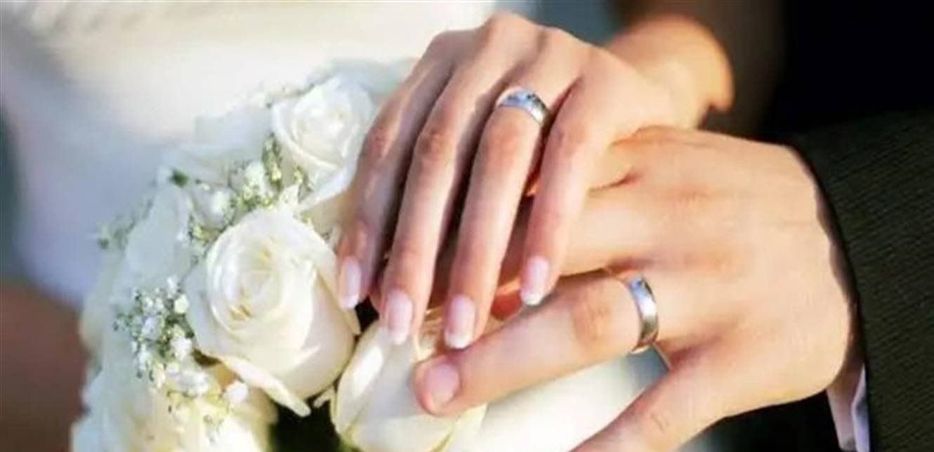 فنانة عالمية تحتفل بزفافها بحضور نحو 20 شخصاً
