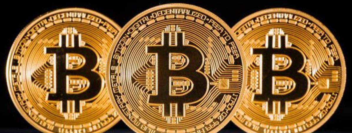 البتكوين تنخفض بنحو 50% من أعلى مستوى لها في عام 2021