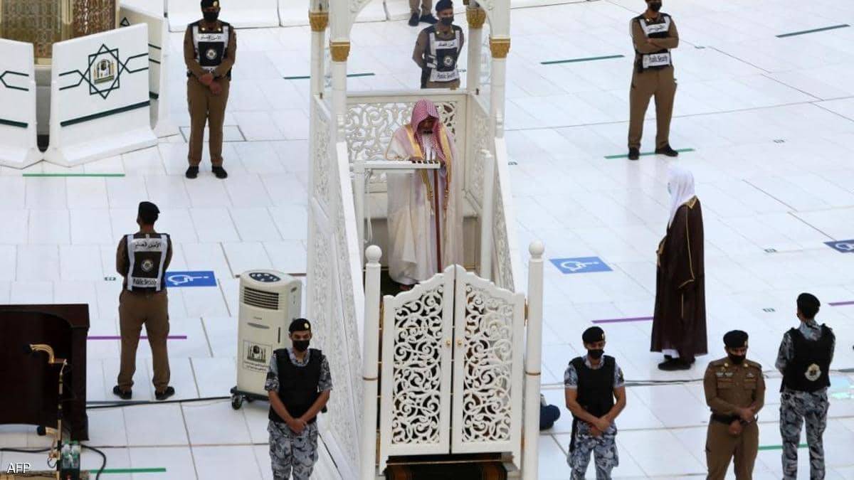 بالفيديو ... التحقيقات تكشف "مفاجأة" بشأن مقتحم منبر الحرم المكي