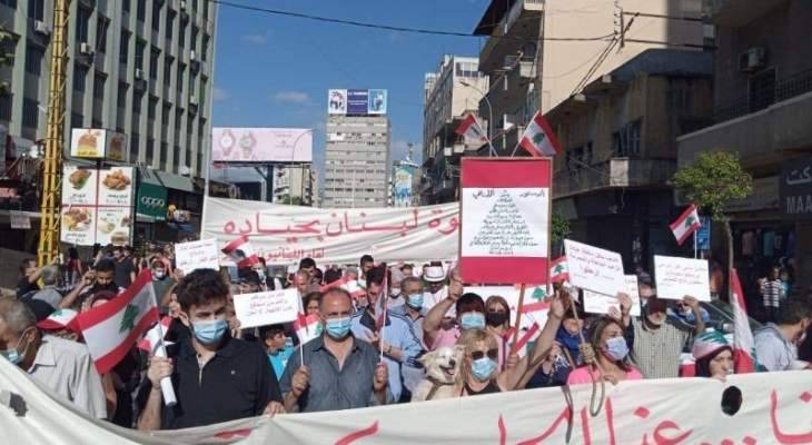 مجموعات من الحراك من أمام تمثال المغترب: لحكومة انتقالية من خارج المنظومة