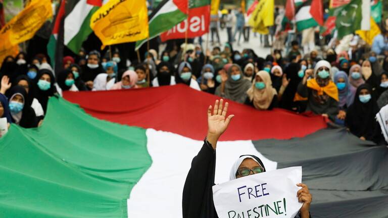 مقتل 6 أشخاص في باكستان بانفجار قنبلة في تجمع مؤيد للفلسطينيين