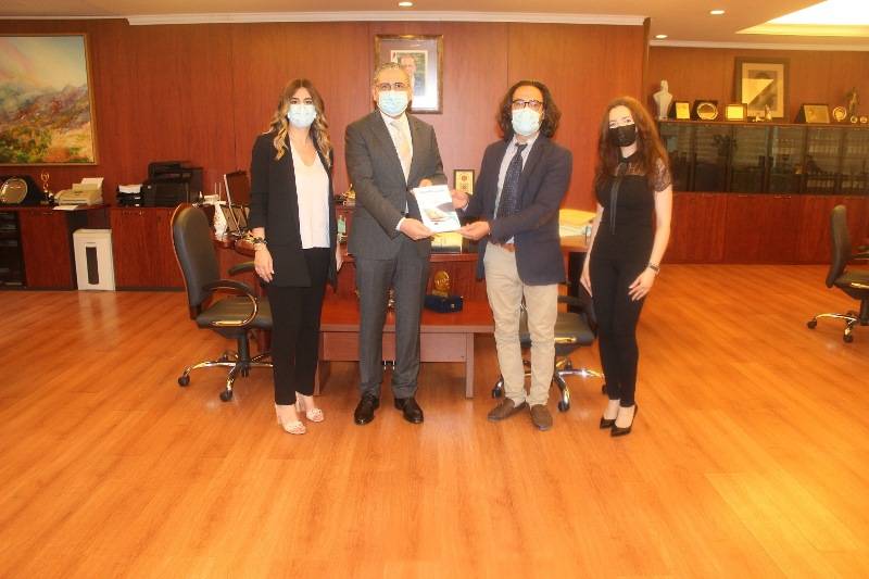أيوب استقبل شادي مسعد وتسلم من وفد كلية التربية إصداره الجديد