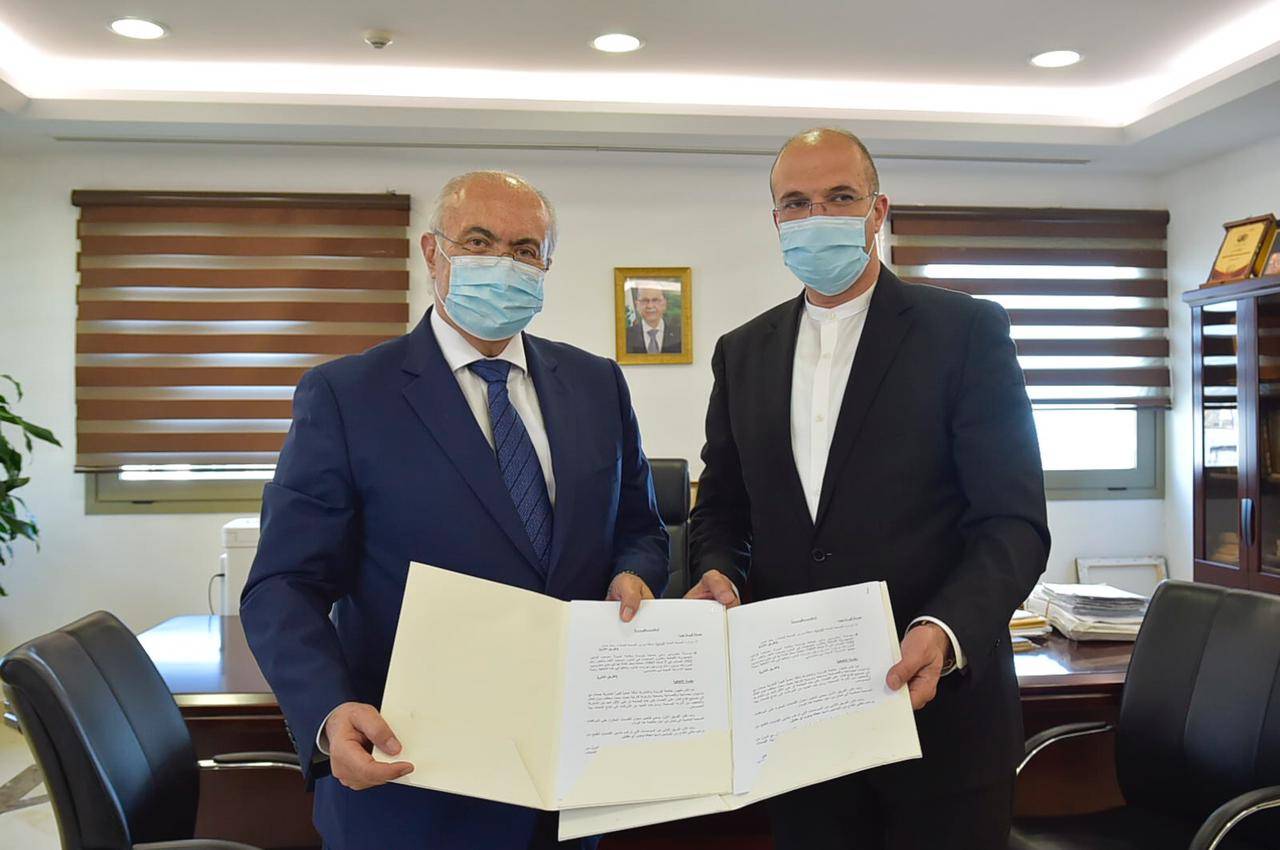 مخزومي وقع وحسن اتفاقا لاستيراد لقاح فايزر عبر وزارة الصحة