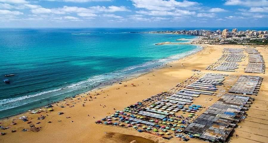تنظيف شاطئ صور على أبواب موسم السباحة
