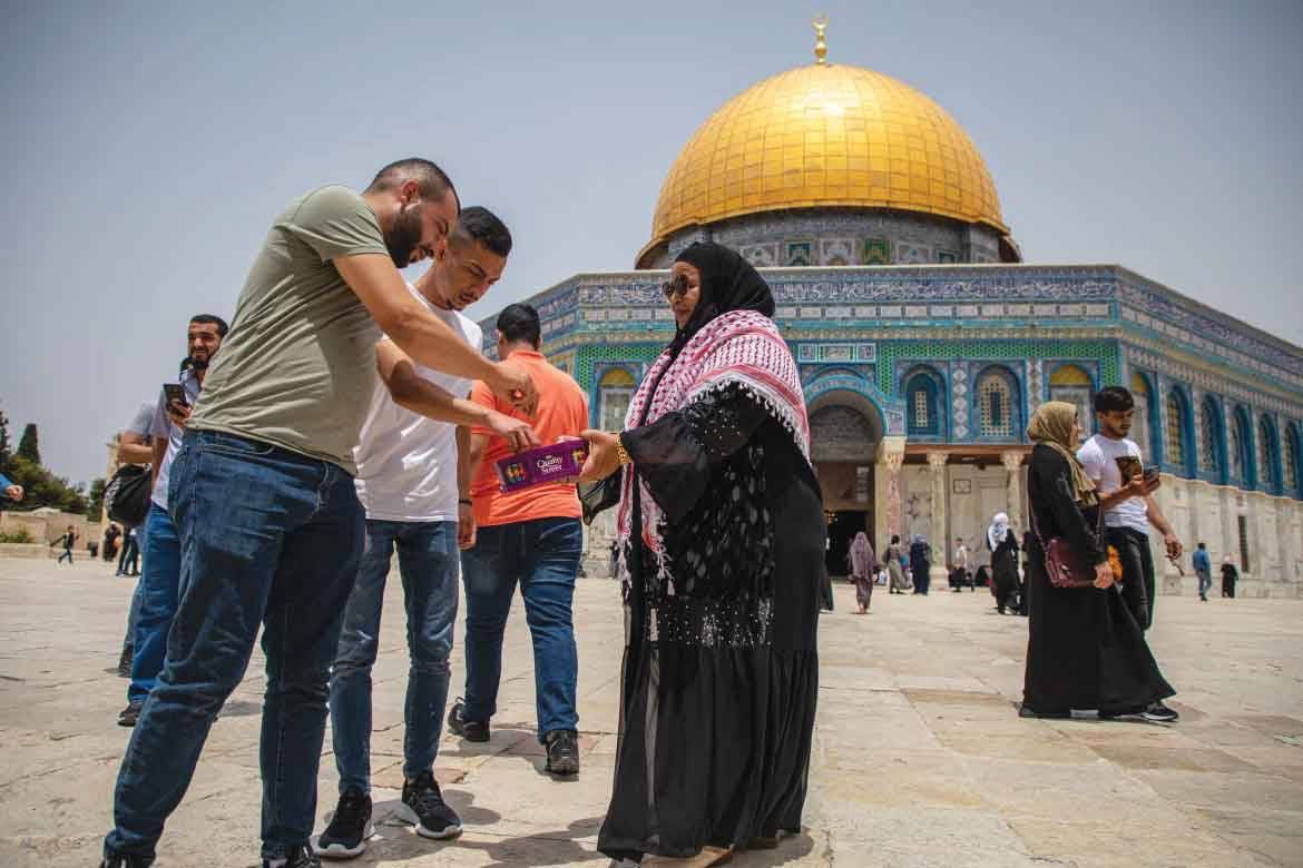 الفلسطينيون يحتفلون بالنصر... والاحتلال يقتحم «الأقصى»