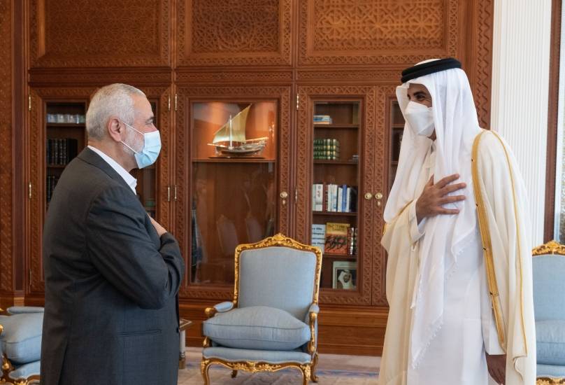 أمير قطر يبحث مع هنية إعادة إعمار غزة