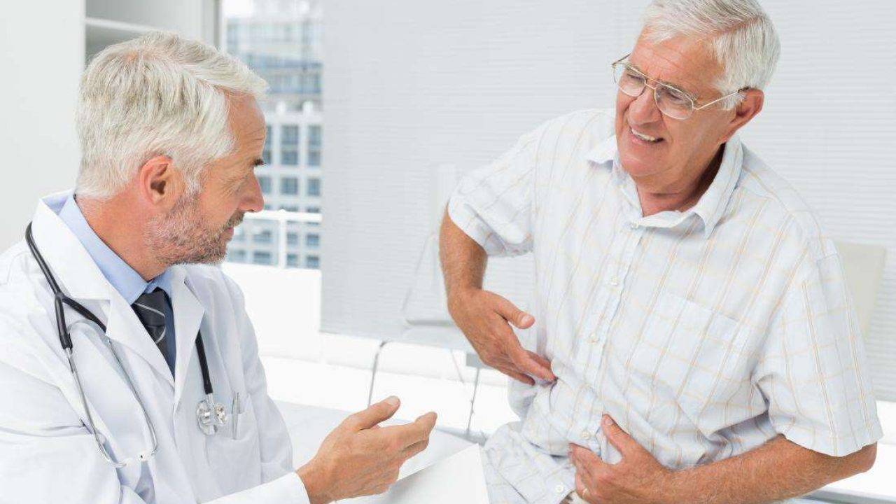 خبيرة طبية تكشف الأعراض الخفية لمرض الكبد عند الرجال