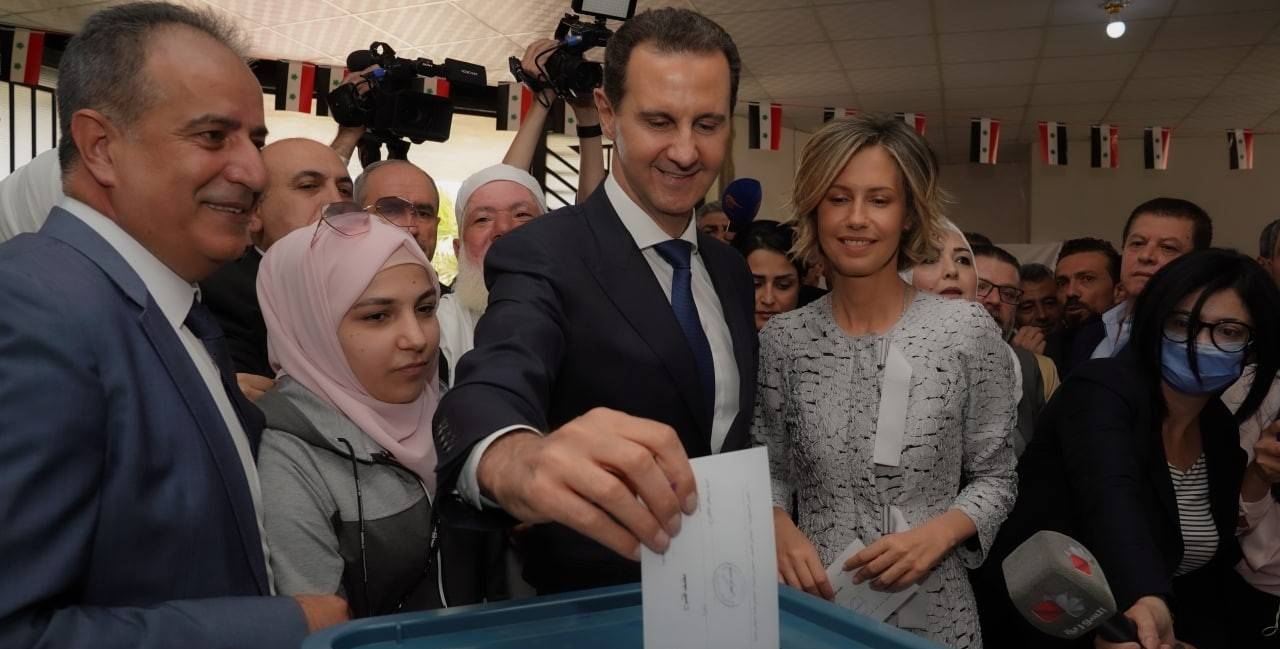 بشار وأسماء الأسد يدليان بصوتيهما في دوما