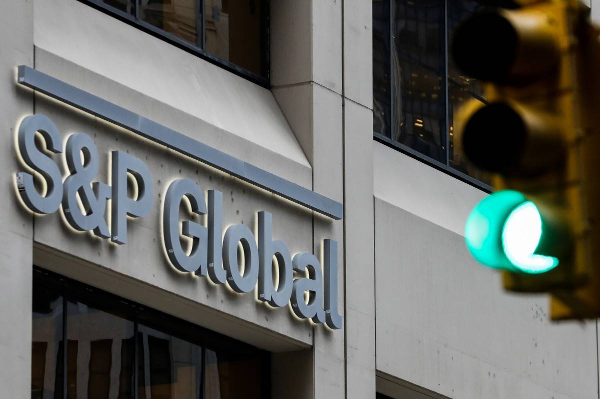"S&P" تتوقع انخفاض عجز ميزانيات دول الخليج 44% في 2021