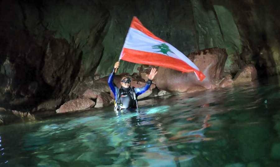 احتفاء بعيد المقاومة.. المركز اللبناني للغوص رفع علم لبنان في كهوف الناقورة
