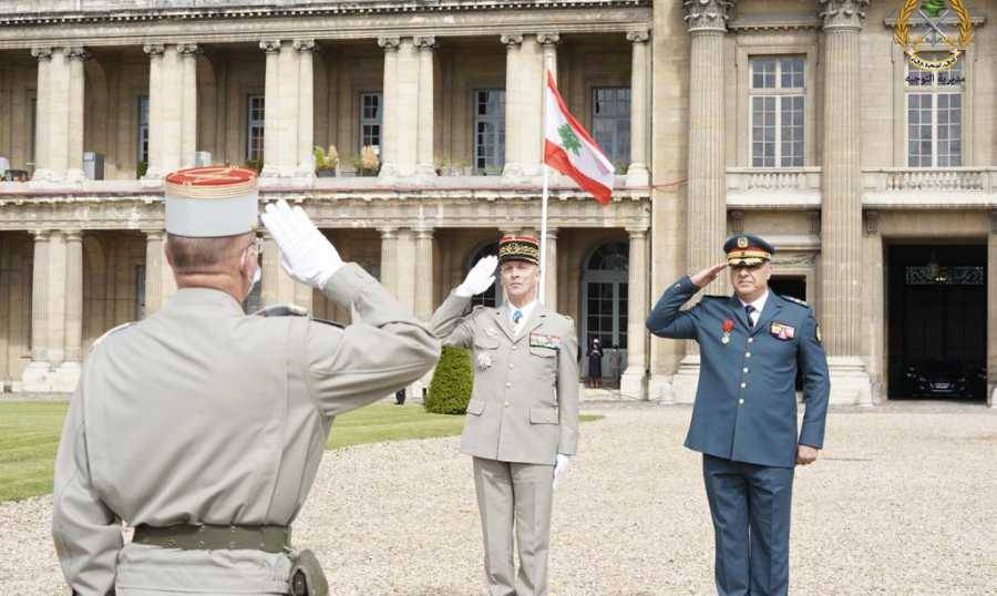 بالصور: وصول قائد الجيش الى كلية الدفاع الفرنسية للقاء نظيره الفرنسي