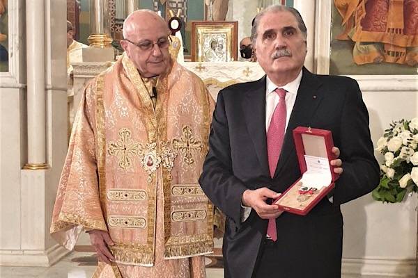 رئيس الجمهورية يمنح المطران درويش وسام الإستحقاق اللبناني الفضي ذو السعف