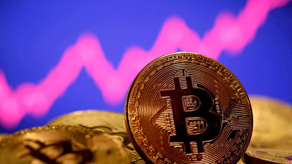 بعد خسائر مريرة.. عملة "البيتكوين" تصعد