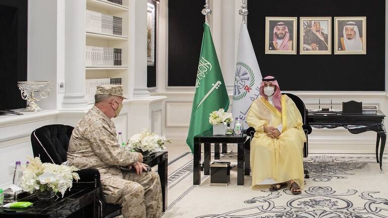 نائب وزير الدفاع السعودي يستقبل قائد القيادة الوسطى الأميركية
