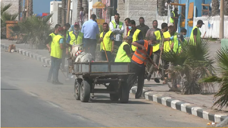 "ح نعمرها".. شباب غزة يهبون لتنظيف شوارع من آثار الحرب