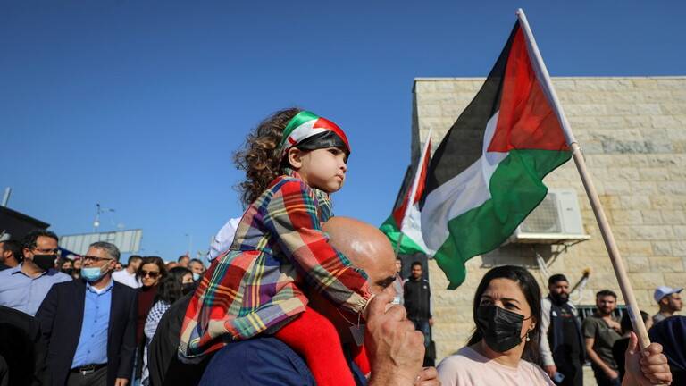 فلسطينيو الداخل يتعرضون لفصل من العمل ومضايقات بسبب مواقفهم السياسية