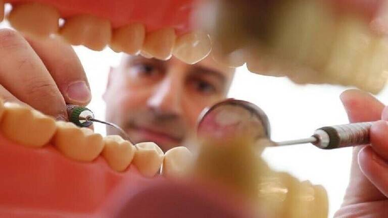 5 طرق يفتك بها التدخين بالأسنان