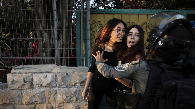 ضابط اسرائيلي يطلق النار على طفلة فلسطينية