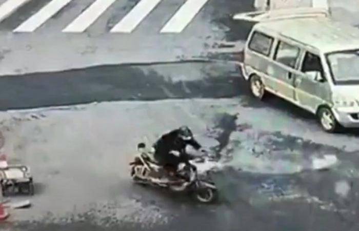 بالفيديو... انفجار كبير لأنبوب غاز تحت الأرض في الصين يطيح بالمارة والسيارات
