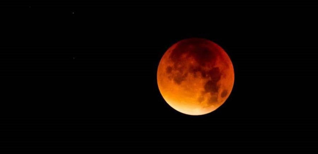 العالم على موعد مع ظاهرة نادرة: "القمر الدامي العملاق".. من سيشاهدها؟