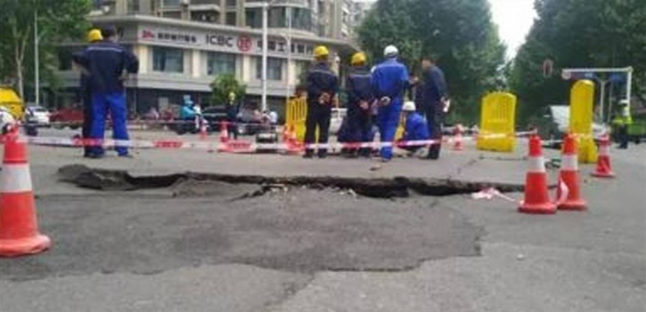 بالفيديو: مشهدٌ مروّع.. انفجار تحت أقدام المارة في الشارع
