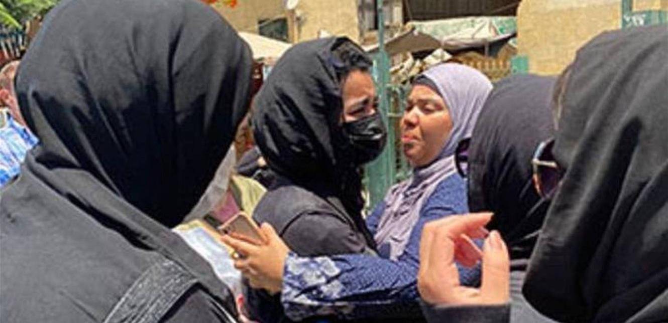 بعد يومين من وفاة والدتها... انهيار الفنانة الشهيرة في جنازة شقيقتها