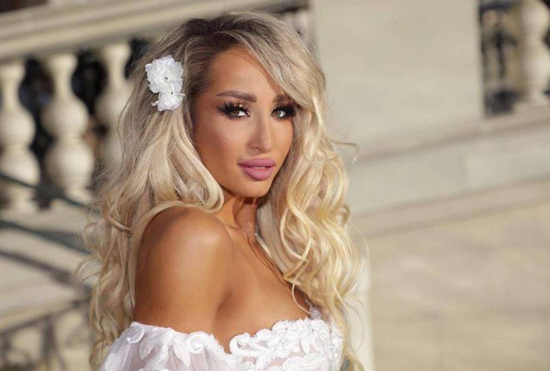 مايا نعمة تمزج الغناء بالسيرك