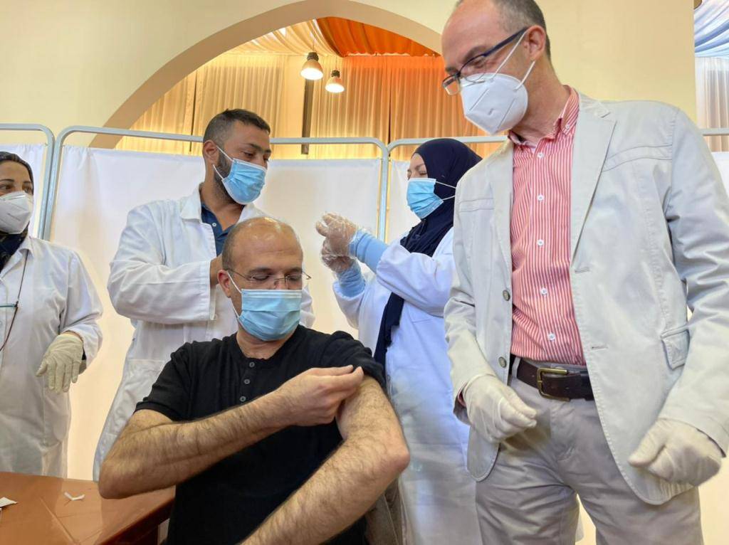 وزير الصحة يتلقى لقاح أسترازينيكا
