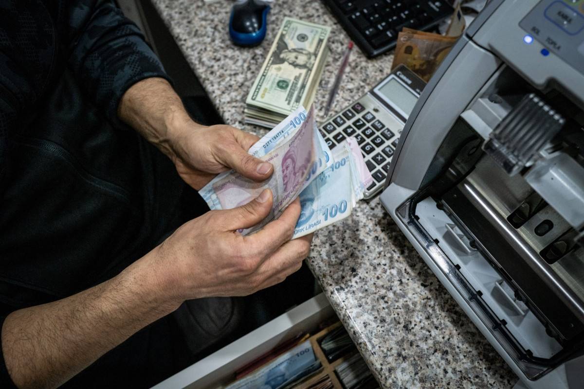 خسائر الليرة التركية تتفاقم مع زيادة الطلب على الدولار وتغيرات إدارية بالبنك المركزي
