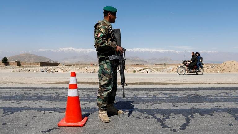 أستراليا تغلق سفارتها في أفغانستان ومترجمون أفغان يتظاهرون طلبا للحماية